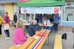 Die ersten Gäste am Partnerschaftsvereinsstand auf dem Vlothoer Abendmarkt Ende September 2022 (Bild: Jürgen Flaake)