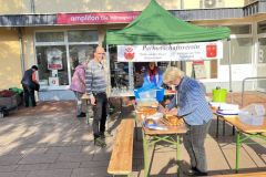Vorbereitungen für den Stand des Partnerschaftsvereins auf dem Vlothoer Abendmarkt Ende September 2022 (Bild: Jürgen Flaake)