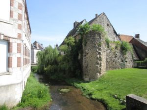 Die Nère mit Resten der Stadtbefestigung von Aubigny