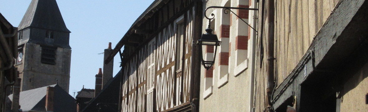 Fachwerkhäuser und Kirchturm St. Martin in Aubigny