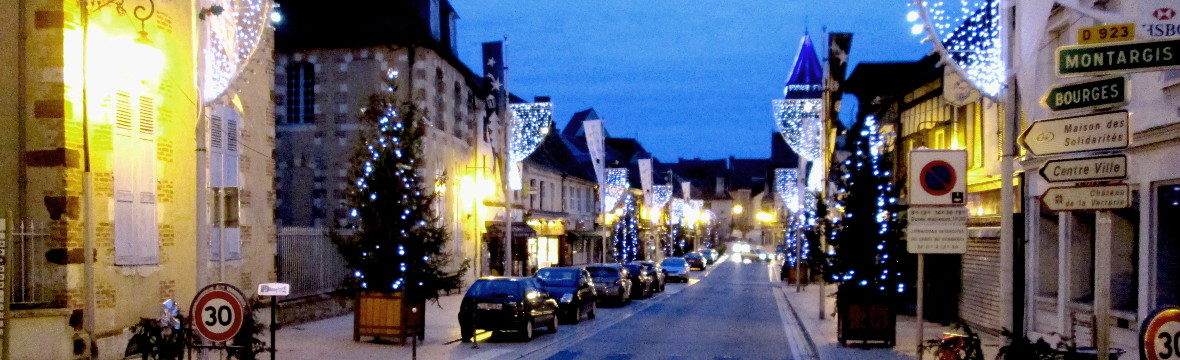 Die rue du Prieuré von Aubigny-sur-Nère am Abend. (Bild: Ulrich Klose)