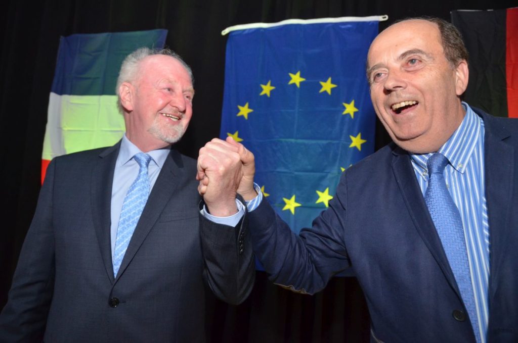 Vlothos damaliger stellvertretender Bürgermeister Ulrich Sturhahn und Aubignys Bürgermeister Michel Autissier.