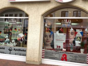 Französische geschmückte Schaufenster in der Vlothoer Innenstadt