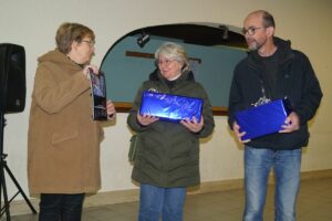 Téléthon 2022: Geschenkübergabe durch Aubignys Bürgermeisterin Laurence Renier an die Vlothoer Gruppe