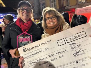 Annette Klocke (l.) und Kerstin Flaake-Sanow vom Partnerschaftsvereinsvorstand nahmen den Heimatpreis entgegen.