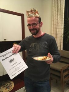 Ulrich Klose fand 2019 die Porzellanfigur in seinem Stück der Galette des rois und wurde König des Abends.