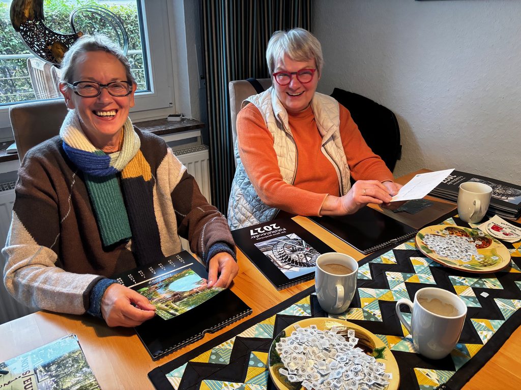 Isolde Rennert-Eich und Karin Deppe vom Klebeteam für den Vlotho-Kalender 2027